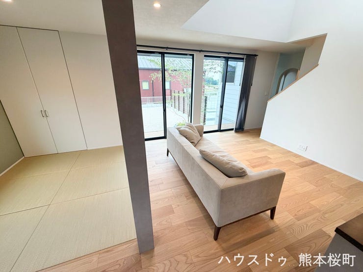 ■安らぎと笑顔の中心地■陽光が優しく降り注ぎ、会話が自然と弾む。ここでは、毎日が特別な時間へと変わります。