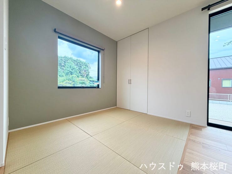 ■1階3.5帖和室■ゲストをもてなし、昼寝や家事にも使える、畳のぬくもりが心地よい多目的万能スペース。