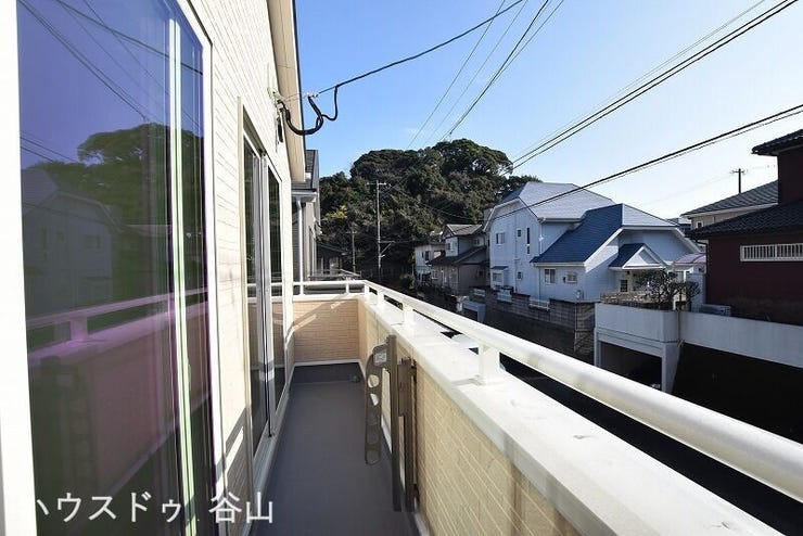 【過去施工例】ゆとりを感じやすいバルコニー空間。洗濯物干しはもちろん、外の広がりも感じやすい施工例です。