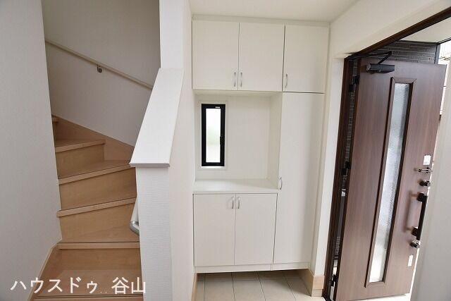 【過去施工例】シューズボックスを備えた玄関です。小窓付きで明るく、すっきりとした印象に仕上がっています。