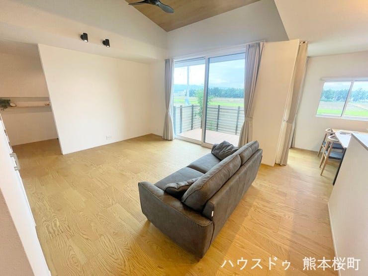 ■安らぎと笑顔の中心地■陽光が優しく降り注ぎ、会話が自然と弾む。ここでは、毎日が特別な時間へと変わります。