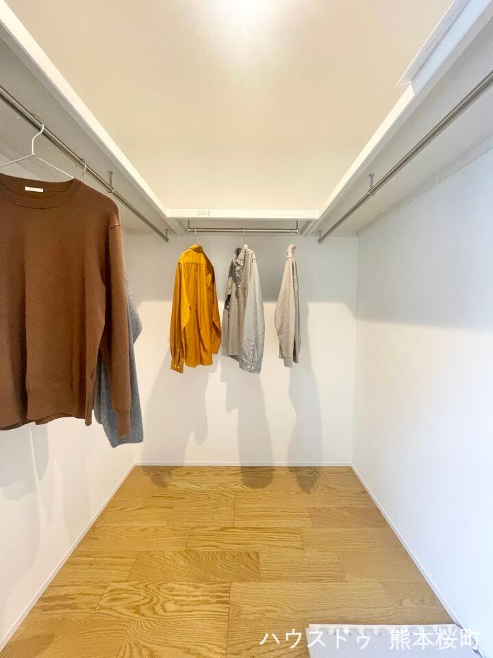■2階洋室①WIC■衣類から小物まで一ヶ所に集約。整理整頓がしやすく、毎日のコーディネートが楽しくなるゆとりの収納です。