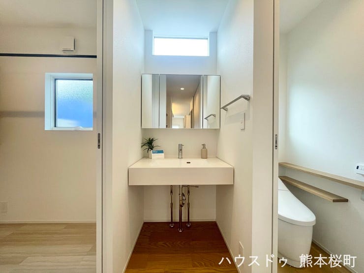 ■清々しいリフレッシュ空間■自分を磨き、気持ちを切り替える。心地よい光が差し込むプライベートスペース。