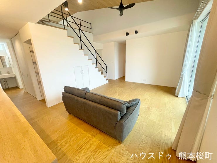 ■安らぎと笑顔の中心地■陽光が優しく降り注ぎ、会話が自然と弾む。ここでは、毎日が特別な時間へと変わります。