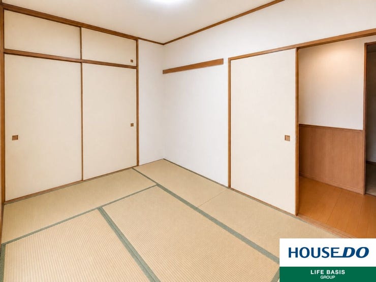 【和室】リビングの隣にある和室です。収納もあり、置き場所に困りがちな布団や季節ものの収納場所にも重宝します。
※実際の現地写真ですが、CGにより一部家具小物を削除しております。