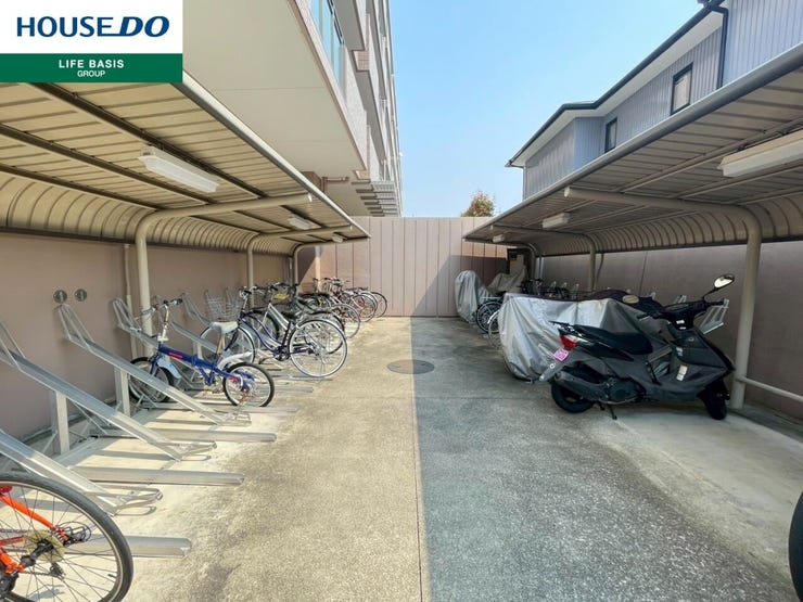 【駐輪場】自転車も快適に収納、駐輪場完備のマンション。便利な立地で、自転車を活用した移動がもっと快適になります。駐輪場が敷地内に完備されているので、外に停める心配もなく、安心して自転車を保管できます。