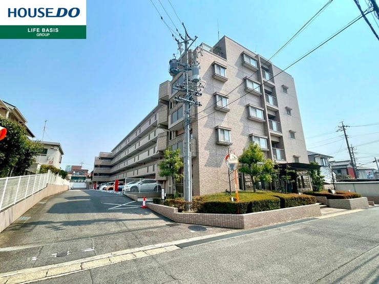 【駐車場】マンション敷地内に駐車場が設けられており、日々の車の出し入れもスムーズに行えます。共用部分として丁寧に管理されているため安心して利用でき、車をお持ちの方にも便利な住環境が整っています。