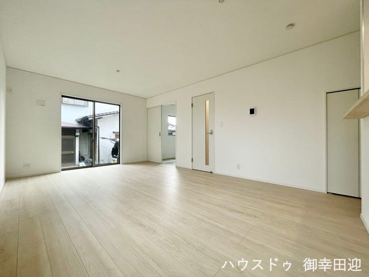 ■安らぎと笑顔の中心地■陽光が優しく降り注ぎ、会話が自然と弾む。ここでは、毎日が特別な時間へと変わります。