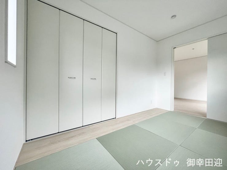 ■1階5帖和室■ゲストをもてなし、昼寝や家事にも使える、畳のぬくもりが心地よい多目的万能スペース。