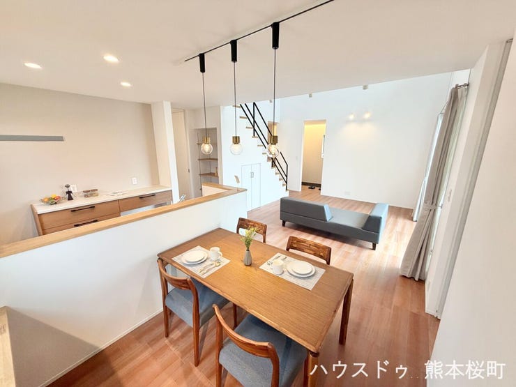 ■安らぎと笑顔の中心地■陽光が優しく降り注ぎ、会話が自然と弾む。ここでは、毎日が特別な時間へと変わります。