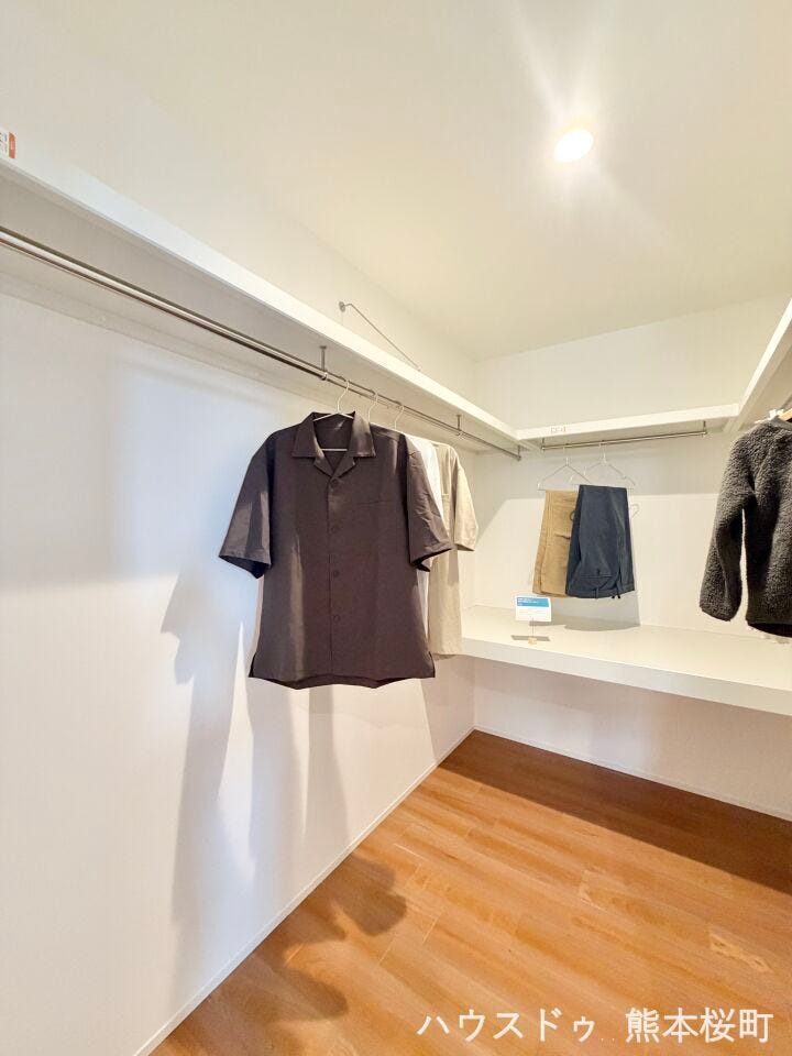 ■2階WIC■衣類から小物まで一ヶ所に集約。整理整頓がしやすく、毎日のコーディネートが楽しくなるゆとりの収納です。