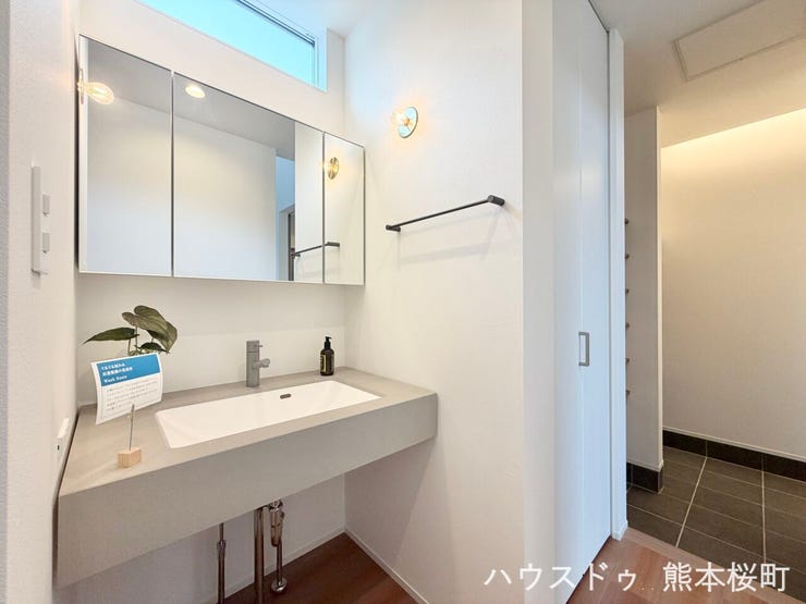 ■清々しいリフレッシュ空間■自分を磨き、気持ちを切り替える。心地よい光が差し込むプライベートスペース。
