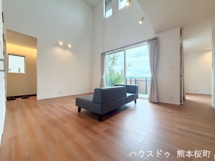 ■安らぎと笑顔の中心地■陽光が優しく降り注ぎ、会話が自然と弾む。ここでは、毎日が特別な時間へと変わります。