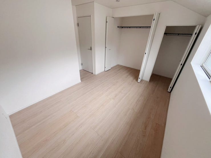 \多用途に使える2階洋室/
子ども部屋や書斎、趣味の空間としても活躍。採光にも配慮された明るい室内で、ライフスタイルに合わせて柔軟に使えます。