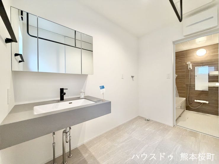 ■清々しいリフレッシュ空間■自分を磨き、気持ちを切り替える。心地よい光が差し込むプライベートスペース。