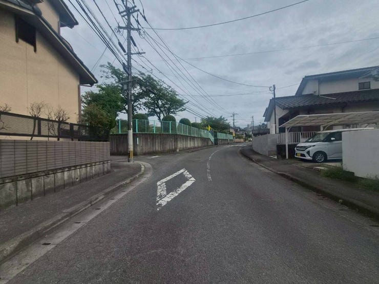 前面道路です。
2026年6月建築中です。
8月完成予定。
※完成物件で内覧可能です◎