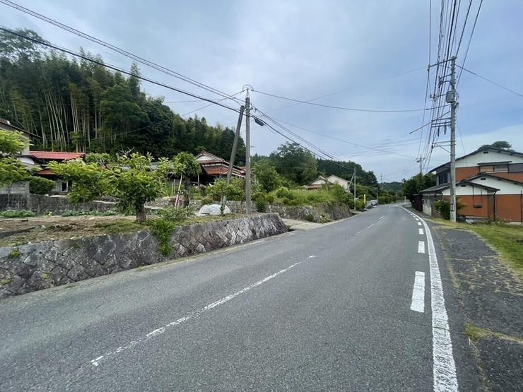 すっきりとした前面道路は、日当りの良さを確保する大切なポイントです!