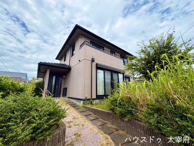 玄関扉には広い庇があり、雨の日でもでも出入りしやすい造りとなっています。