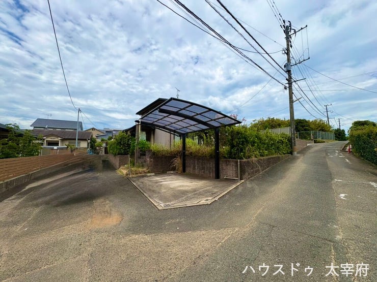 駐車場は1台可能。屋根付きです。