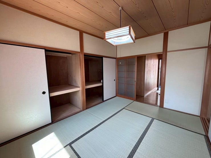 ゴロゴロと寝転がってリラックスできる、癒しの和室空間です!