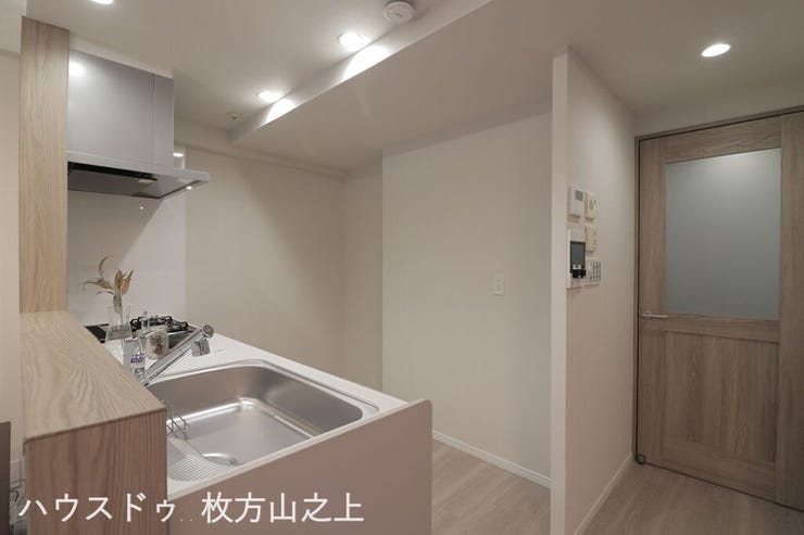 開放感のある対面式キッチンを採用。リビングやダイニングとの一体感があり、ご家族とのコミュニケーションを楽しみながら家事ができる快適な住空間です。