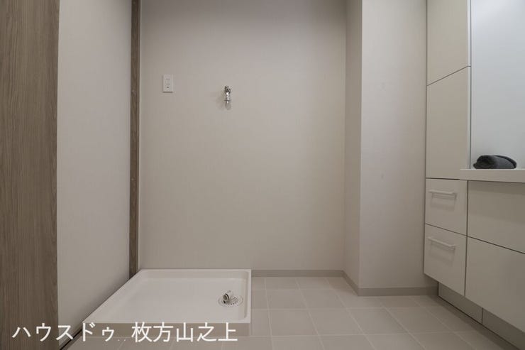 洗濯機置場を備えたゆとりある洗面室です。洗面化粧台との動線も良く、洗濯や身支度がスムーズに行える、使い勝手の良い空間となっています。