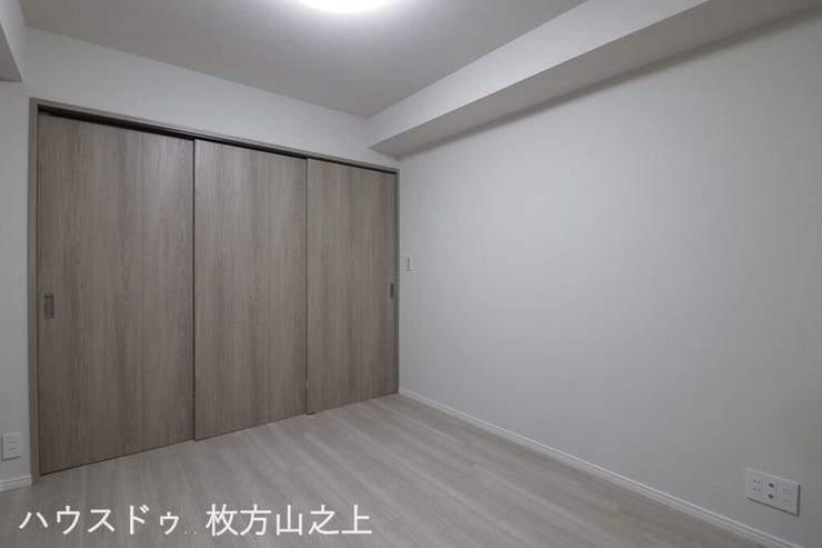 落ち着いた雰囲気の洋室です。大容量のクローゼットを備えており、衣類や荷物をすっきり収納可能。主寝室や子ども部屋としてもご利用いただけます。