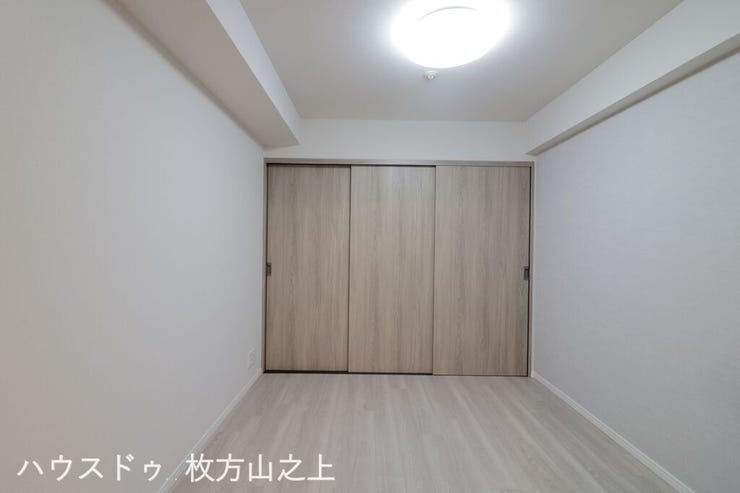 シンプルで使いやすい洋室です。大容量クローゼットを備えており、主寝室や子ども部屋、書斎などライフスタイルに合わせて幅広くご活用いただけます。