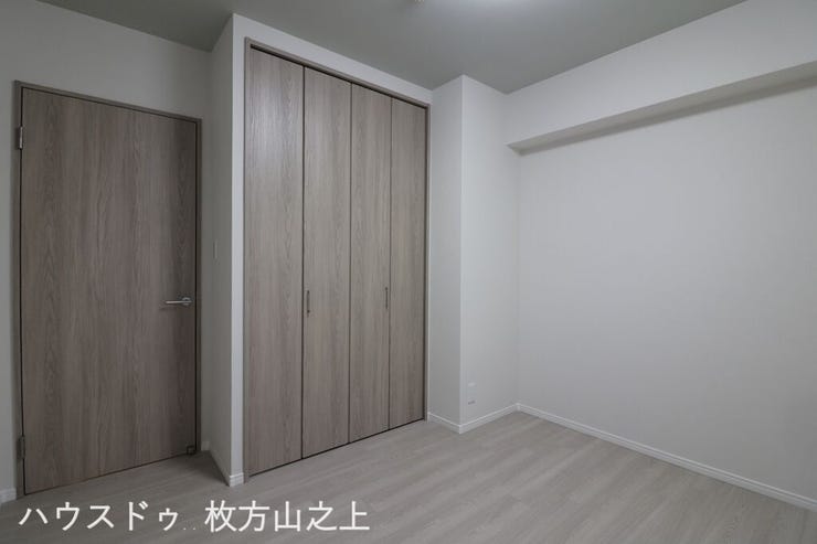 クローゼットを備えた機能的な洋室です。家具のレイアウトがしやすい整形空間で、主寝室や子ども部屋、テレワークスペースなど多目的にご利用いただけます。