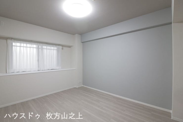 採光を確保した明るい洋室です。シンプルで使いやすい間取りのため、寝室や子ども部屋、書斎などライフスタイルに合わせて幅広く活用いただけます。