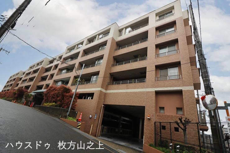 重厚感のあるタイル貼りの外観が印象的なマンションです。共用部もきれいに管理されており、落ち着いた住環境が魅力。毎日の暮らしに安心感と快適さをもたらします。