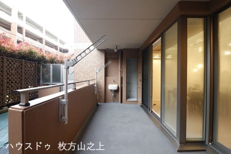 ゆとりのあるテラススペースです。洗濯物を干すだけでなく、ガーデニングなども楽しめる開放的な空間で、暮らしにゆとりをもたらします。