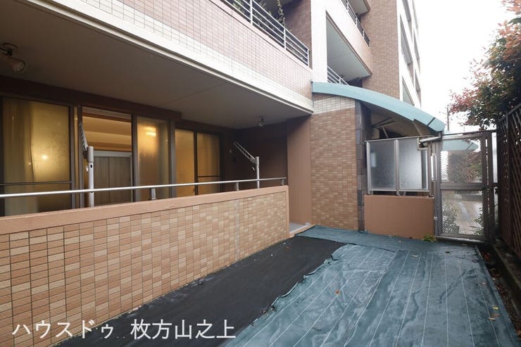 リビングから直接出入りできるテラスと専用庭。プライベート感のある空間で、ガーデニングやくつろぎの時間など、ゆとりある暮らしを実現します。