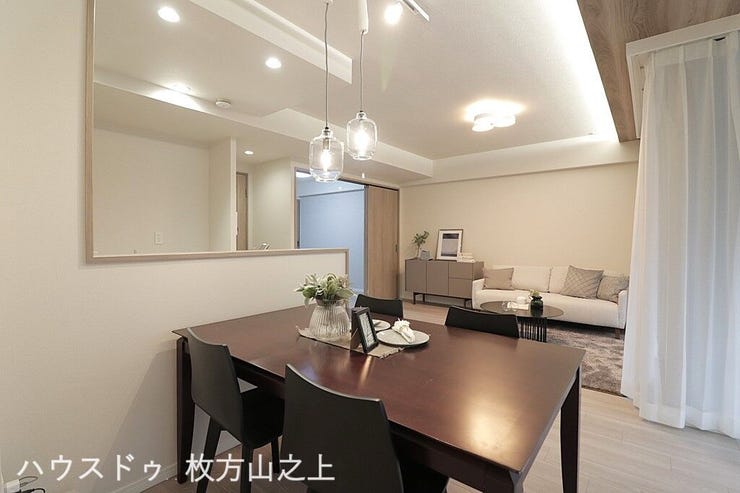 家族との会話が弾む開放的なLDK。ダイニングとリビングが一体となった使いやすい空間で、食事や団らんの時間を快適にお過ごしいただけます。