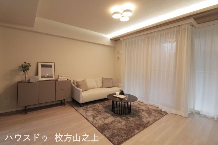 大きな開口部から自然光がたっぷり差し込む明るいリビングです。ゆとりある空間設計で、ご家族との団らんやくつろぎの時間を快適にお過ごしいただけます。