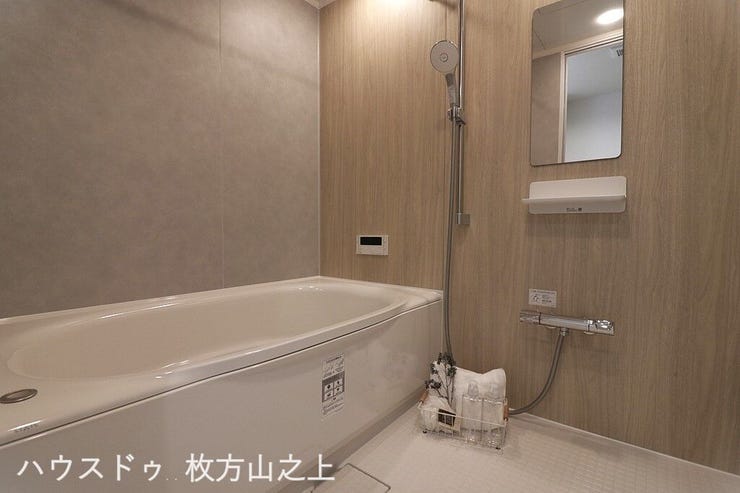 木目調パネルを採用した落ち着きのある浴室です。ゆったりとした浴槽で一日の疲れを癒せるほか、清潔感のある空間で快適なバスタイムをお楽しみいただけます。