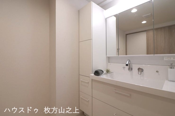 ワイドな三面鏡付き洗面化粧台を採用。収納スペースも充実しており、毎日の身支度を快適にサポートする使い勝手の良い洗面空間です。