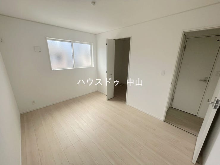 ゆとりある広さで、ベッドや家具の配置も自在。落ち着いた空間設計が、一日の疲れをやさしく癒し、上質な眠りへと導きます。