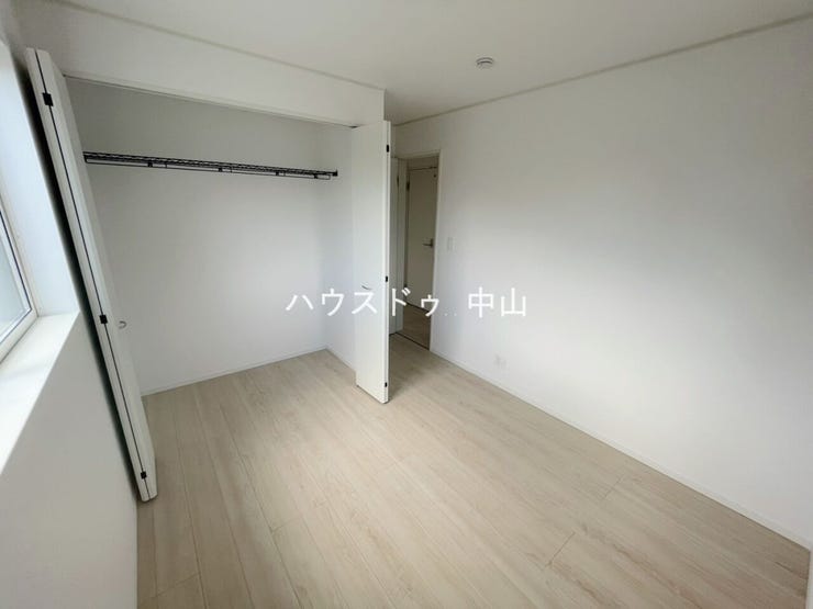 \多用途に使える2階洋室/
子ども部屋や書斎、趣味の空間としても活躍。採光にも配慮された明るい室内で、ライフスタイルに合わせて柔軟に使えます。