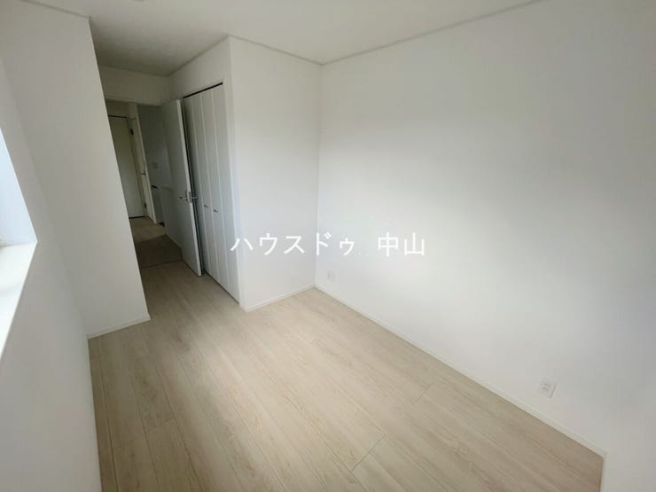 \暮らしにフィットする2階洋室/
プライベート空間としてゆったり使える一室。ベッドやデスクも置きやすい間取りで、将来の使い方にも柔軟に対応できます。