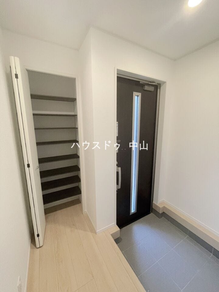 \住まいの第一印象を彩る玄関/
ゆとりある空間設計で、家族の「いってきます」と「ただいま」を心地よく迎えます。収納力も備え、すっきりとした玄関を保てます。