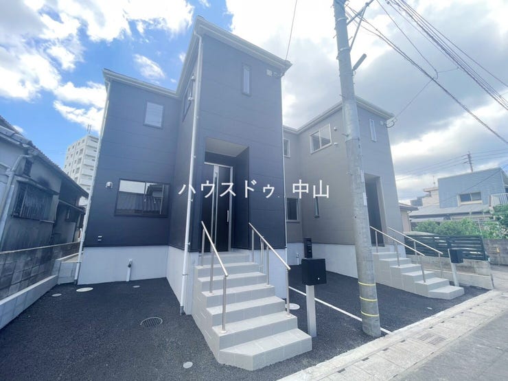 【外観】
\堂々とした佇まいの新築戸建/
洗練された外観デザインが街並みに映える一邸。住まうご家族の誇りとなる、美しさと安心感を兼ね備えた住まいです。