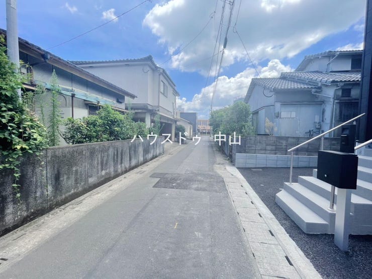 周囲は閑静な住宅街です。