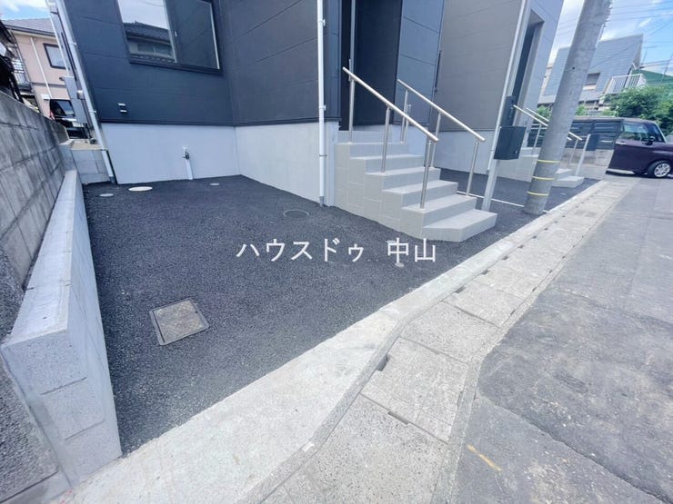 \駅近なのに駐車場も完備/
毎日の通勤やお出かけも快適にこなせる、使い勝手の良い駐車場です。