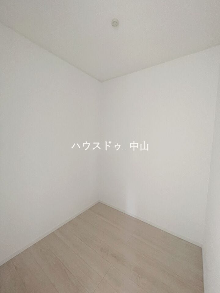 \たっぷり収納できるウォークインクローゼット/
衣類や季節物もすっきり収まる大容量設計。整理整頓がしやすく、毎日のコーディネートも快適に楽しめます。