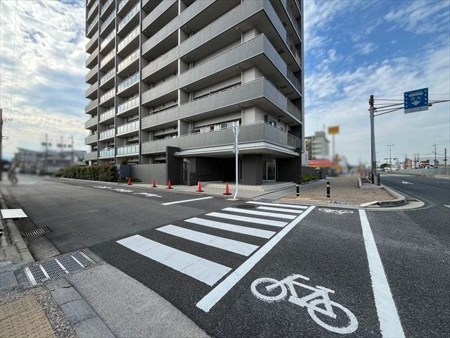 角地♪東側は国道1号線です。歩道があり歩行者も安心して通行できます
(2026年6月19日 撮影)