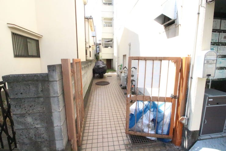 接道からマンション入り口へと繋がる共有通路です。