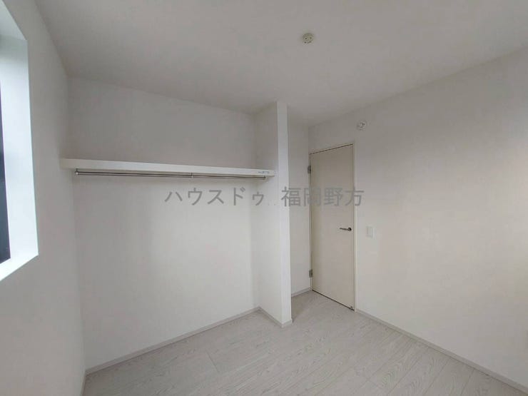 棚付きの洋室で、荷物もすっきりまとめて綺麗なおへ