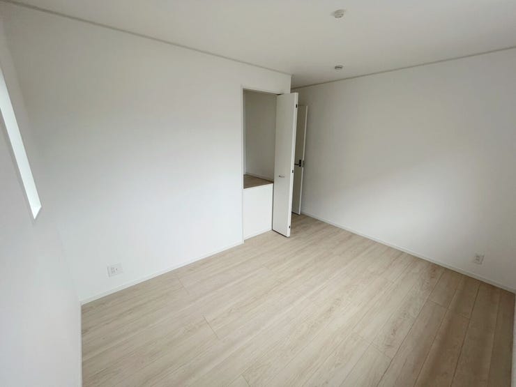 \多用途に使える2階洋室/
子ども部屋や書斎、趣味の空間としても活躍。採光にも配慮された明るい室内で、ライフスタイルに合わせて柔軟に使えます。