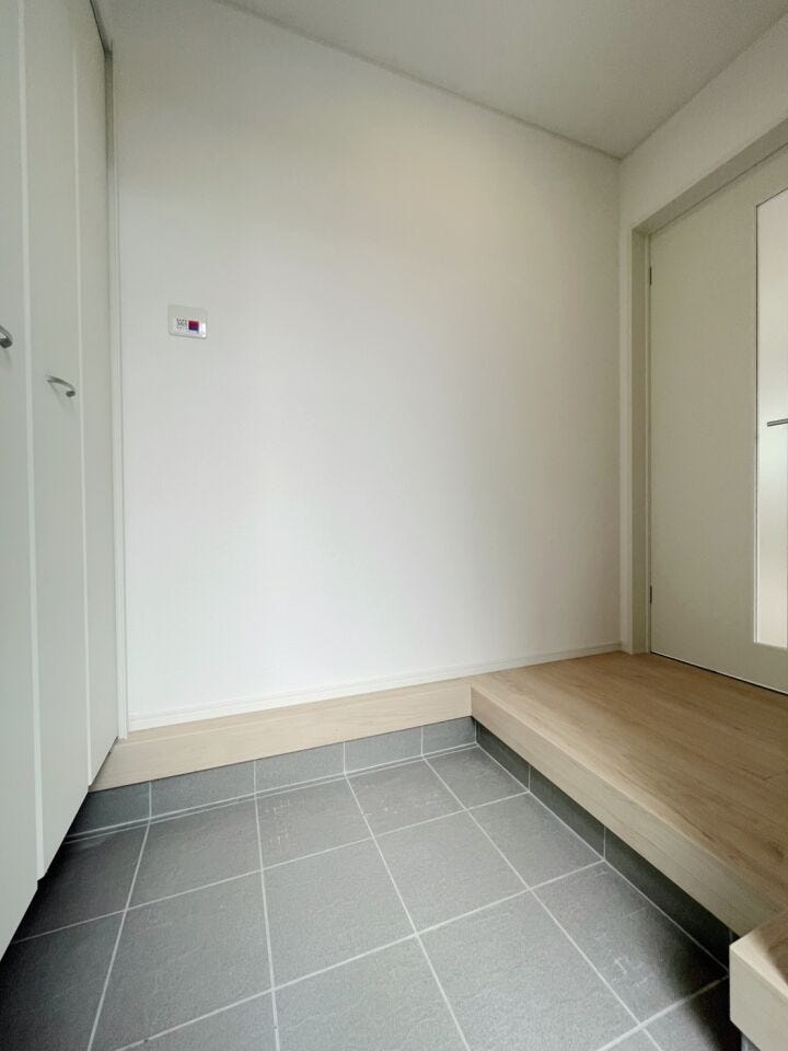 \住まいの第一印象を彩る玄関/
ゆとりある空間設計で、家族の「いってきます」と「ただいま」を心地よく迎えます。収納力も備え、すっきりとした玄関を保てます。